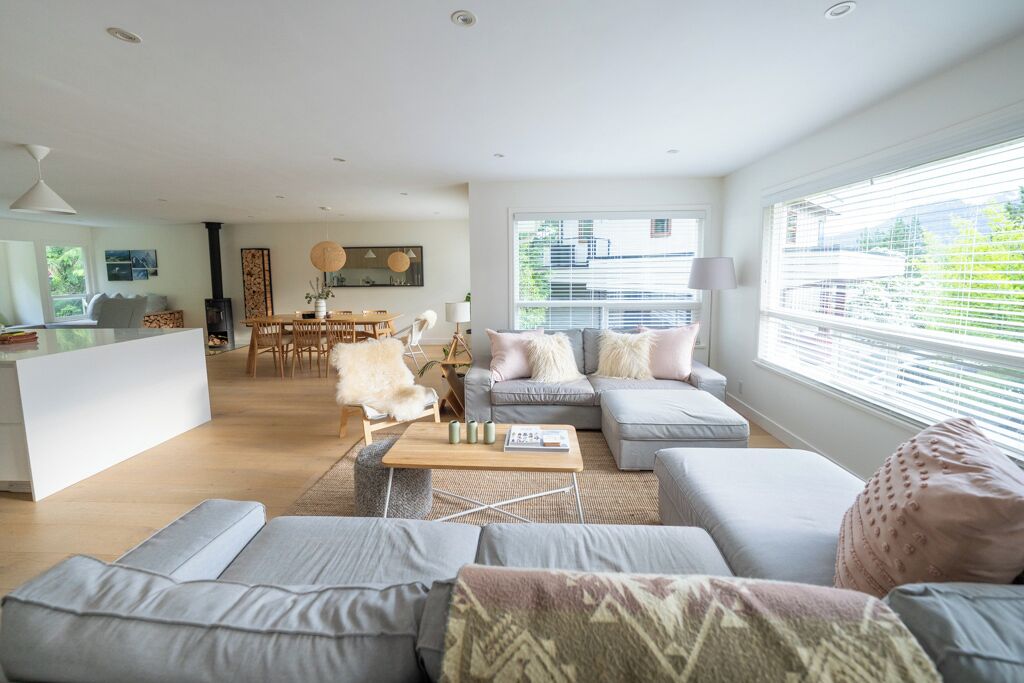 Smart TV, fireplace, books, stereo