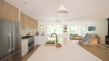 Een koelkast, een magnetron, een oven, een kookplaat