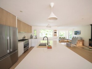 Een koelkast, een magnetron, een oven, een kookplaat