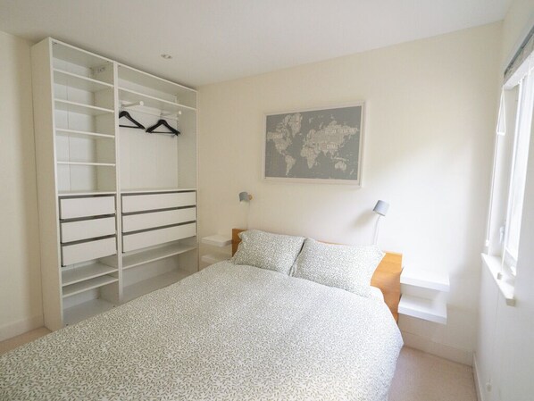 3 室のベッドルーム、デスク、旅行用ベビーベッド、WiFi (無料)