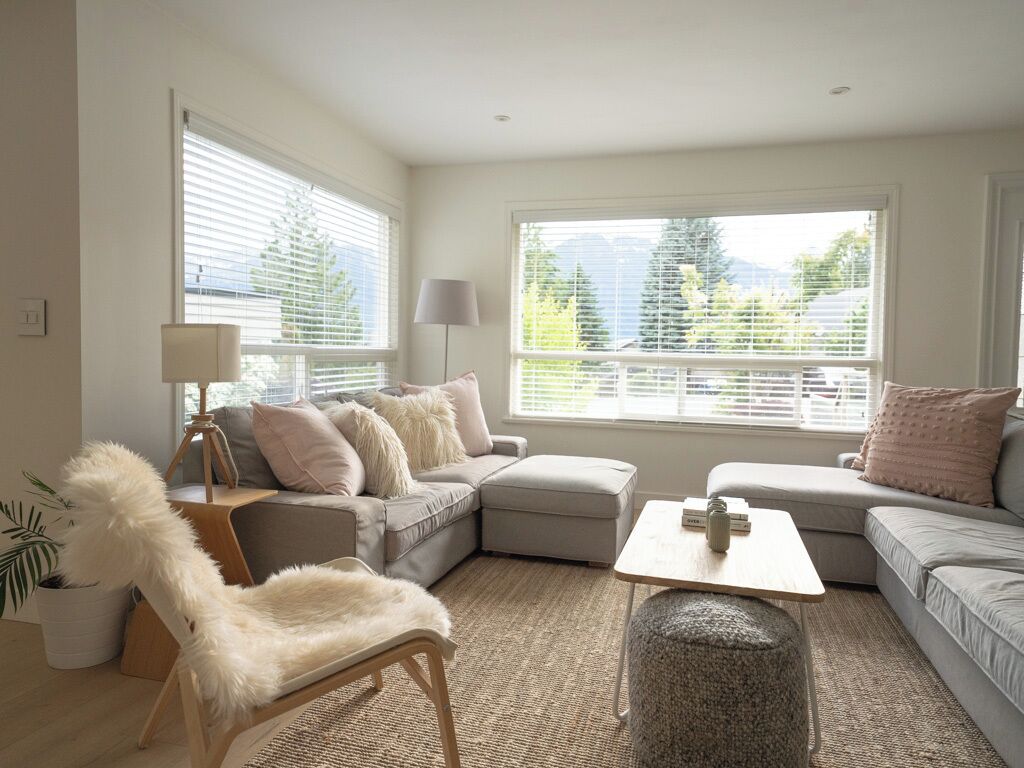 Smart TV, fireplace, books, stereo