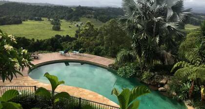 Beautiful yurt with spa and pool in the stunning Byron hinterland.