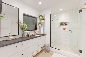 Shower, hair dryer, towels, soap - The Bungalow - a Visitana Collection home (Fallbrook)