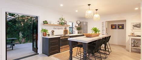 Køleskab, mikrobølgeovn, ovn, kogeplade