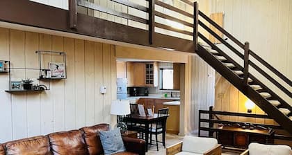 4BR 2BA - MT SNOW, SKIBACK TRAIL, FREE SHUTTLE, POOL, BBQ - Green Mountain House