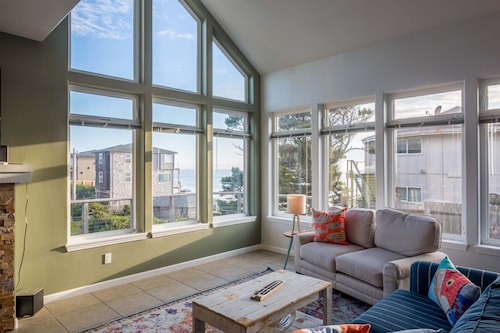 Ocean View, Steps to Sandy Beach! Hot Tub! Dog Friendly!