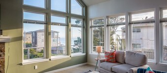 Ocean View, Steps to Sandy Beach! Hot Tub! Dog Friendly!