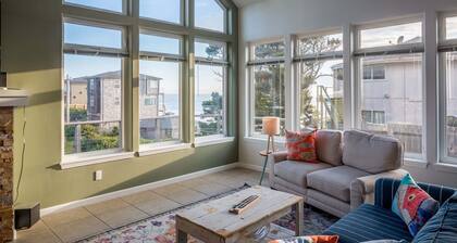 Ocean View, Steps to Sandy Beach! Hot Tub! Dog Friendly!