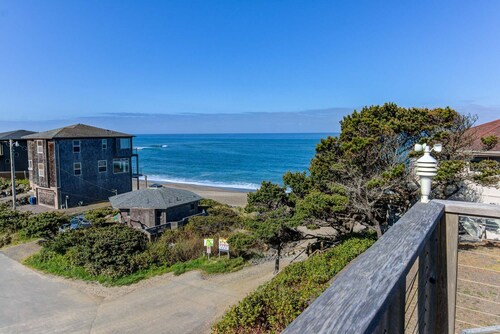 Ocean View, Steps to Sandy Beach! Hot Tub! Dog Friendly!