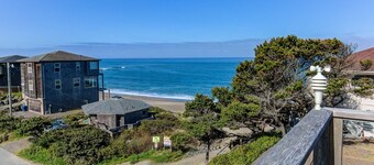 Ocean View, Steps to Sandy Beach! Hot Tub! Dog Friendly!