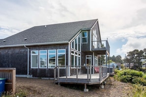 Exterior - Ocean View, Steps to Sandy Beach! Hot Tub! Dog Friendly! (Gleneden Beach)
