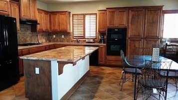 Lemari es besar, microwave, oven, dan kompor