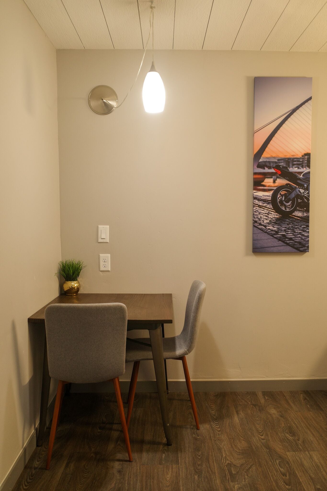 1 bedroom, individually decorated, desk, laptop workspace