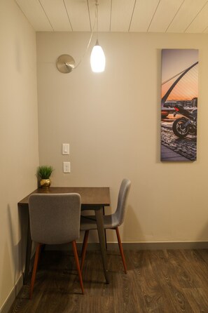 Individually decorated, desk, laptop workspace, free WiFi - Americana Modern Hotel (Redding)
