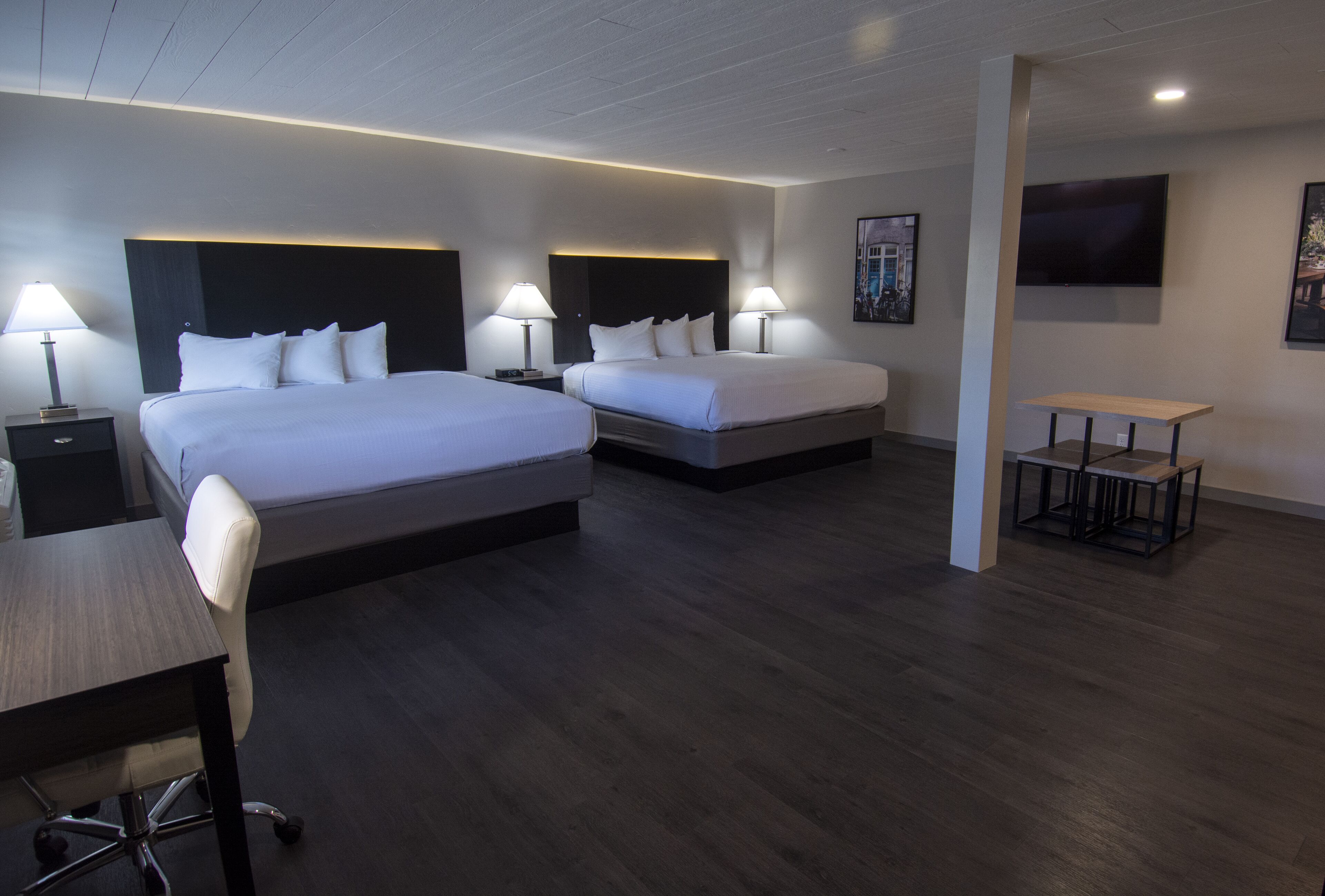 1 bedroom, individually decorated, desk, laptop workspace