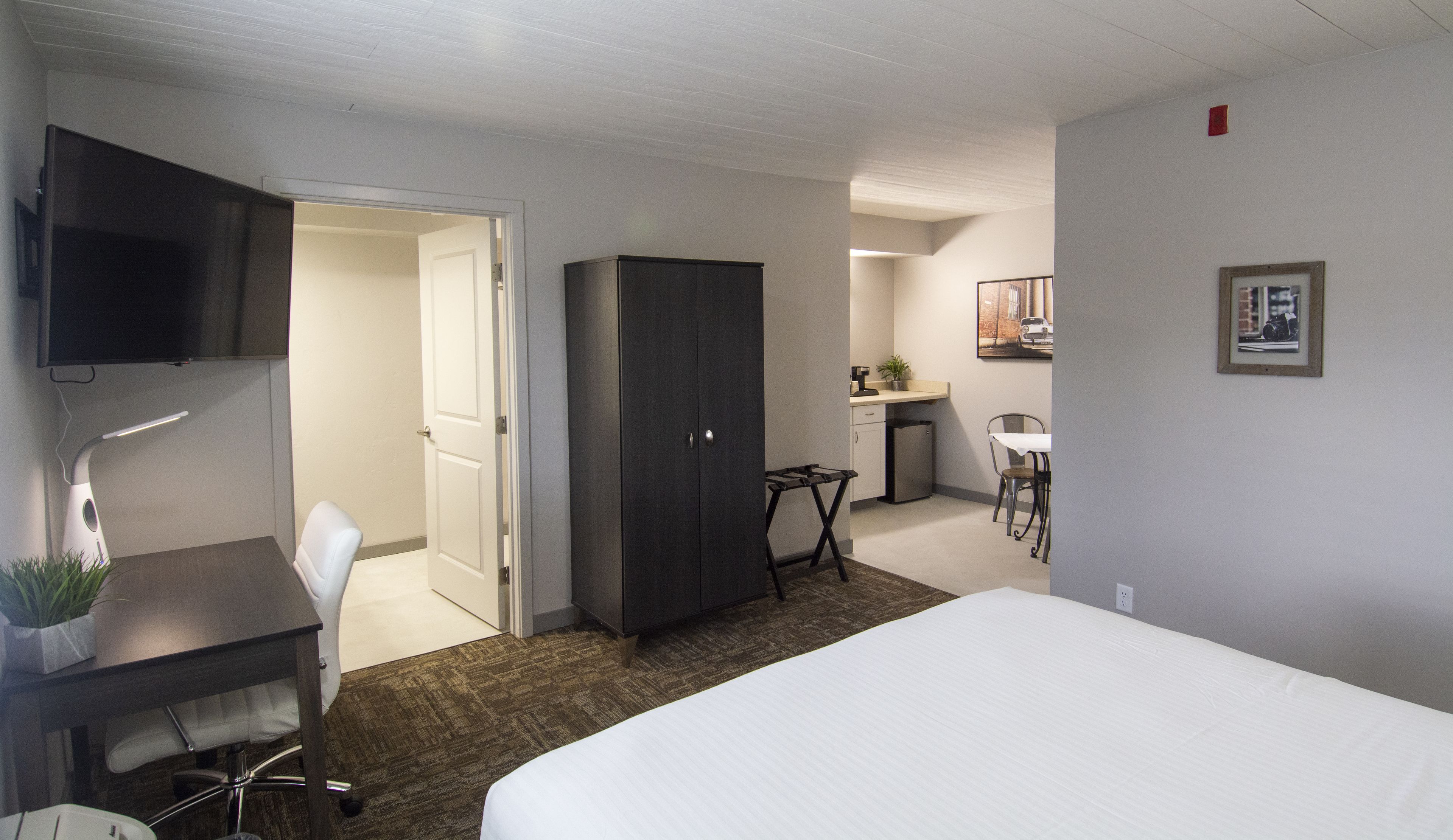 standard single room, 1 queen bed, kitchenette | 1 bedroom, individually decorated, desk, laptop workspace