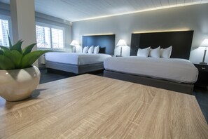 Decoración personalizada, escritorio y espacio para trabajar con laptop 