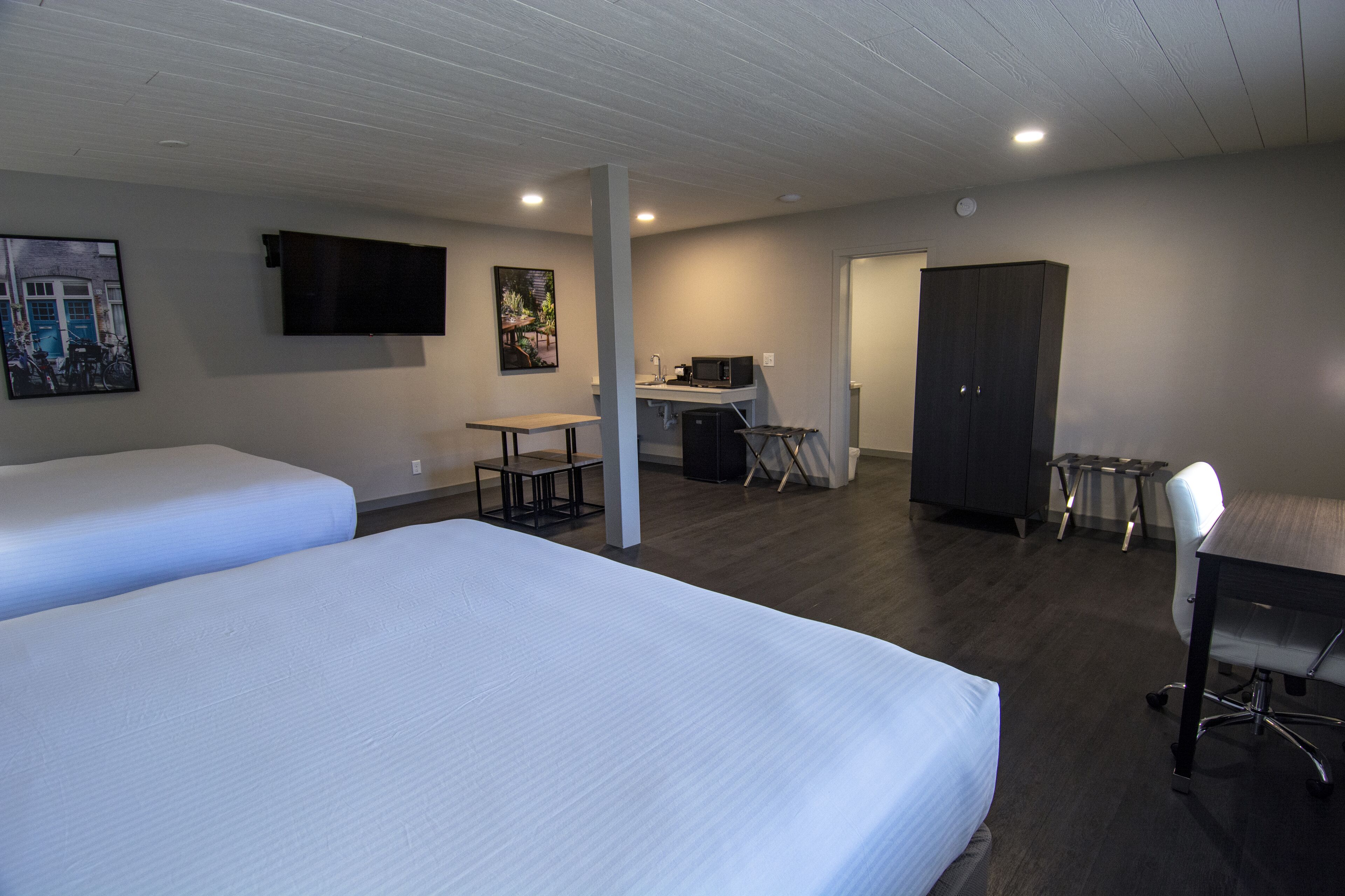 1 bedroom, individually decorated, desk, laptop workspace