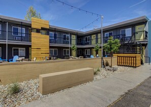 Garden - Americana Modern Hotel (Redding)