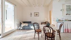 A bright, open-plan living area with a dining table, chairs, and a sofa. - Villa Addolorata - Private villa near Marsala (Marsala)