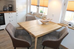 Dining - Boddenkahn - cozy terrace, carpot, table tennis, WLAN (Born)