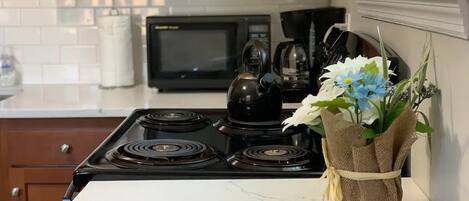 Réfrigérateur, micro-ondes, cafetière/bouilloire, tables à manger