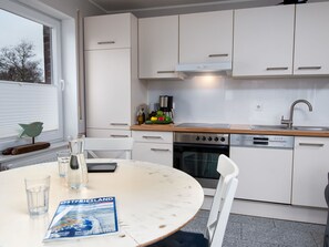 Kühlschrank, Mikrowelle, Ofen, Geschirrspüler