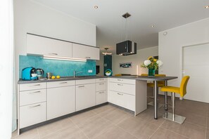 Kühlschrank, Mikrowelle, Ofen, Geschirrspüler