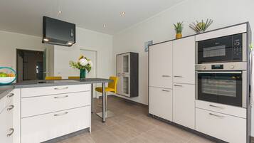 Kühlschrank, Mikrowelle, Ofen, Geschirrspüler