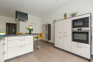 Kühlschrank, Mikrowelle, Ofen, Geschirrspüler