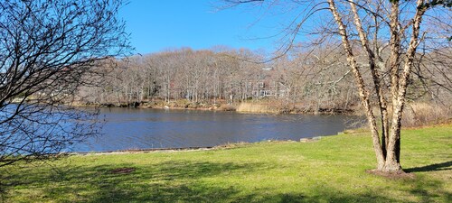 Lake House Located Near North Fork Wineries