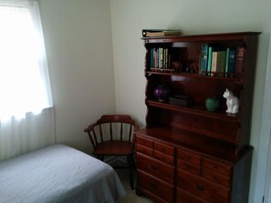 2 habitaciones, escritorio, tabla de planchar con plancha y wifi gratis 