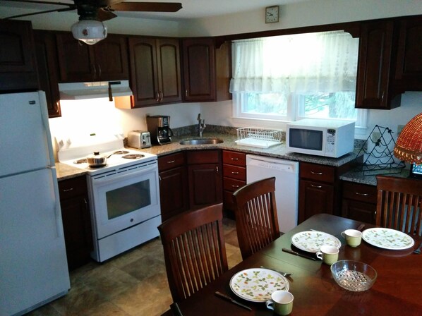 Refrigerador, microondas, horno, placa de cocina