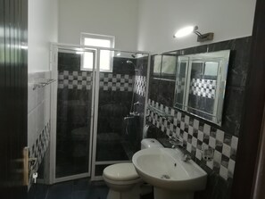 Apartamento família, 2 quartos | Banheiro | Chuveiro, produtos de toalete grátis, toalhas de banho 