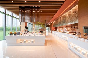 Daily buffet breakfast (CNY 80 per person)