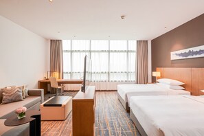 Habitación (2 Twin Beds with Sofa Bed, Specialty) | Caja fuerte, escritorio, cortinas opacas y sistema de insonorización