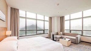 Rom, 1 kingsize-seng med sovesofa (Specialty Room) | Safe på rommet, skrivebord, blendingsgardiner og lydisolert