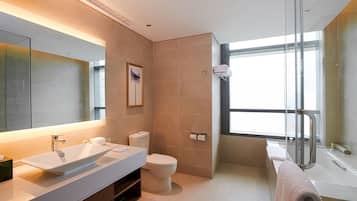 Suite, 1 cama de matrimonio grande con sofá cama | Baño | Ducha y bañera combinadas y artículos de higiene personal de diseño