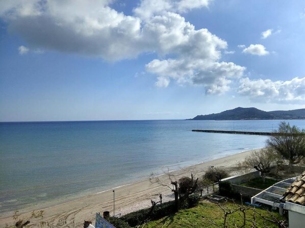 Di pantai, kerusi lepak pantai, payung