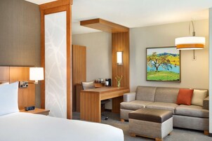 加厚床垫、客房内保险箱、办公桌、笔记本电脑工作区