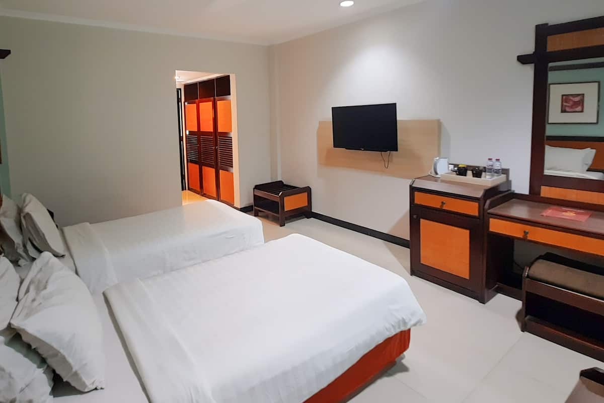 Desk, soundproofing, free WiFi, wheelchair access