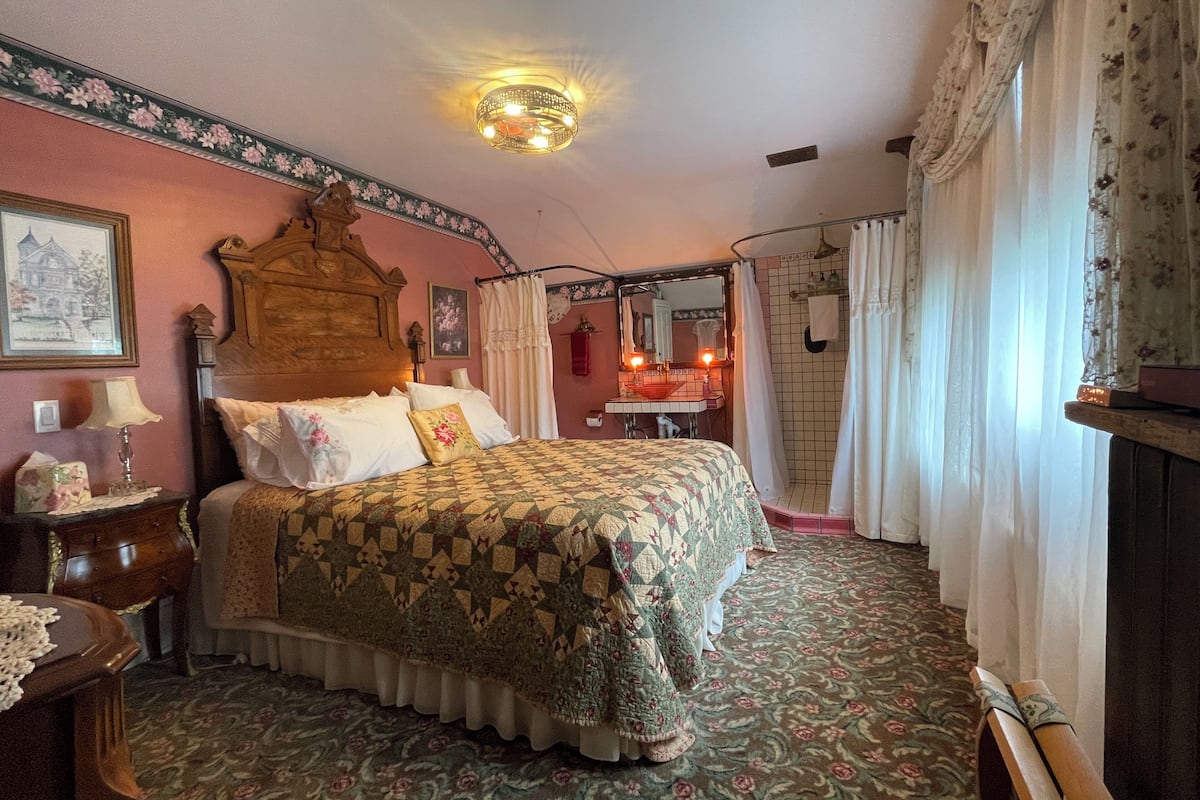 1 bedroom, Egyptian cotton sheets, premium bedding, pillowtop beds