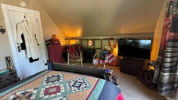 Double Bubble Gum Room | 1 bedroom, Egyptian cotton sheets, premium bedding, pillow-top beds