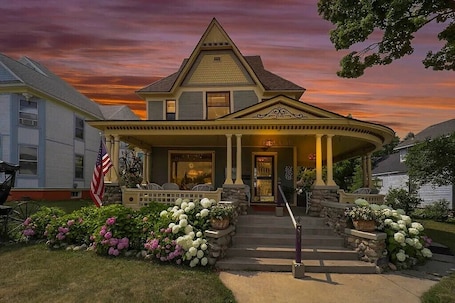 Front of property. Secrets on Main Bed & Breakfast