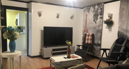 Cozy French Pied a terre - King bed, washer/dryer