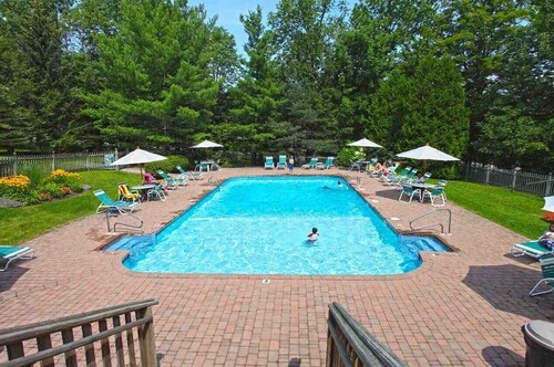 2BR 1BA - MT SNOW, SKI BACK TRAIL, FREE SHUTTLE, POOL, BBQ - Green Mountain Den