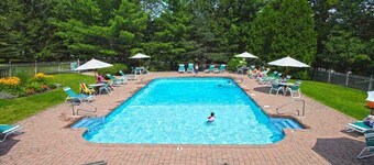 2BR 1BA - MT SNOW, SKI BACK TRAIL, FREE SHUTTLE, POOL, BBQ - Green Mountain Den