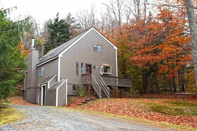 2BR 2BA - MT SNOW, SKI BACK TRAIL, FREE SHUTTLE, POOL, BBQ - Green Mountain Den