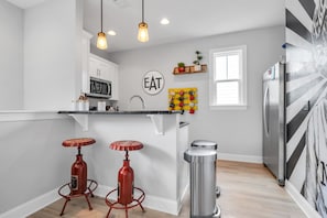 Frigorífico, microondas, horno y placa de cocina