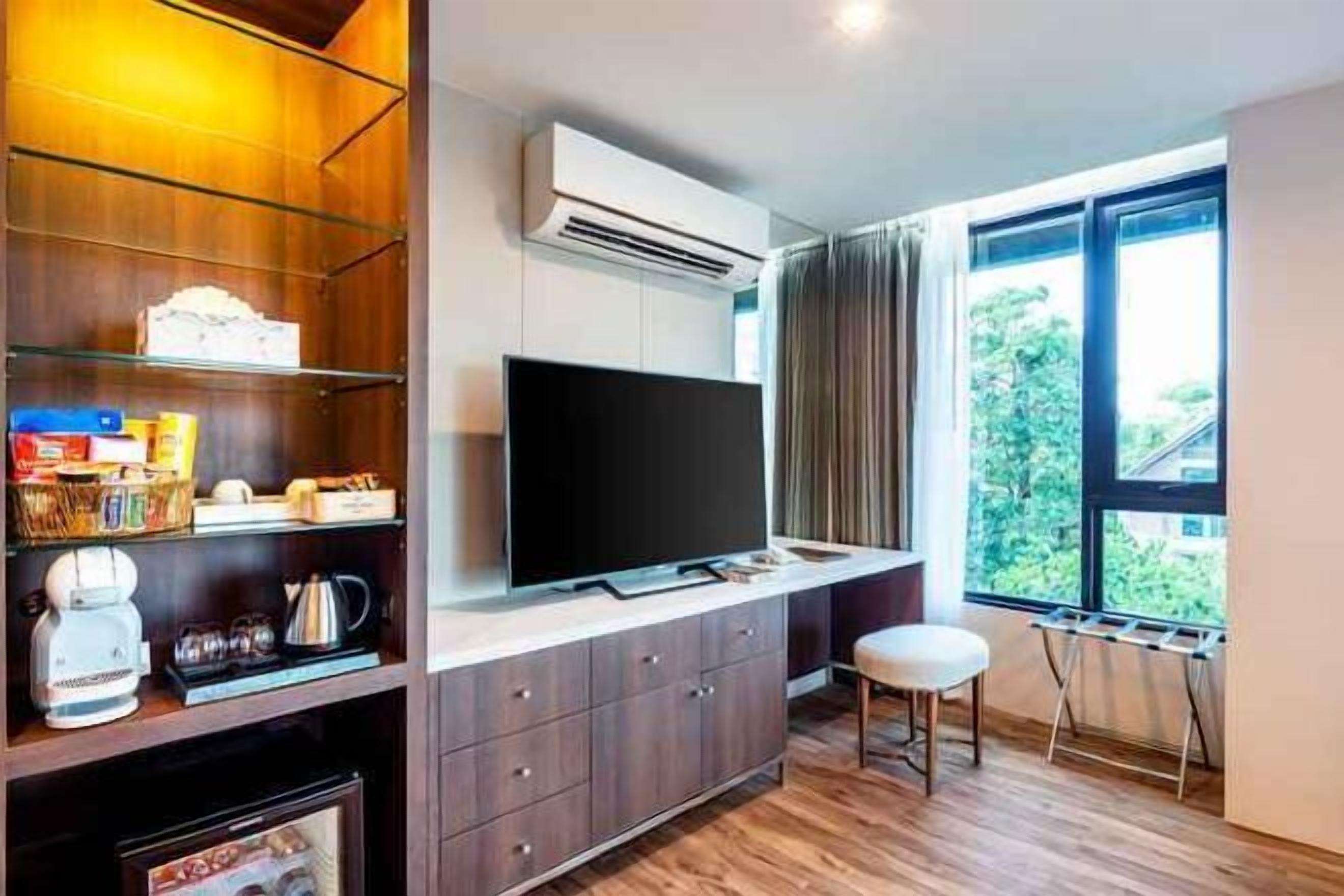 Área de estar | TV de tela plana 55 polegadas com canais a cabo, TV